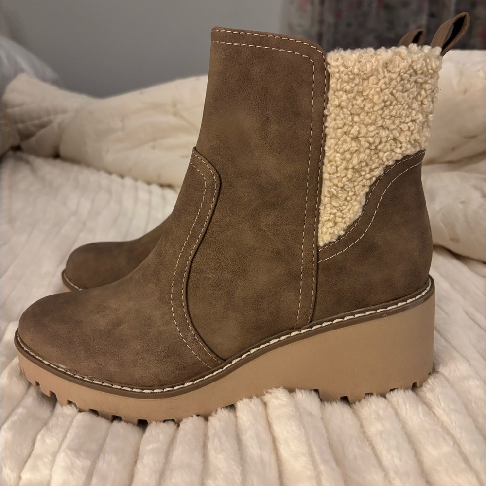 Dolce Vita shearling boots, size 8
